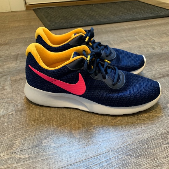 nike tanjun athletic shoes